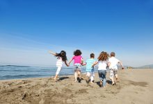 Niños jugando en la playa happy child group playing on beach