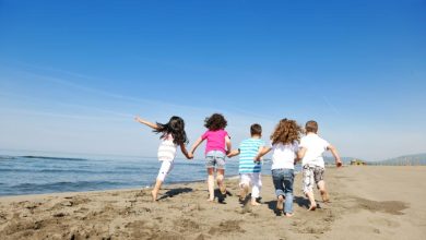 Niños jugando en la playa happy child group playing on beach