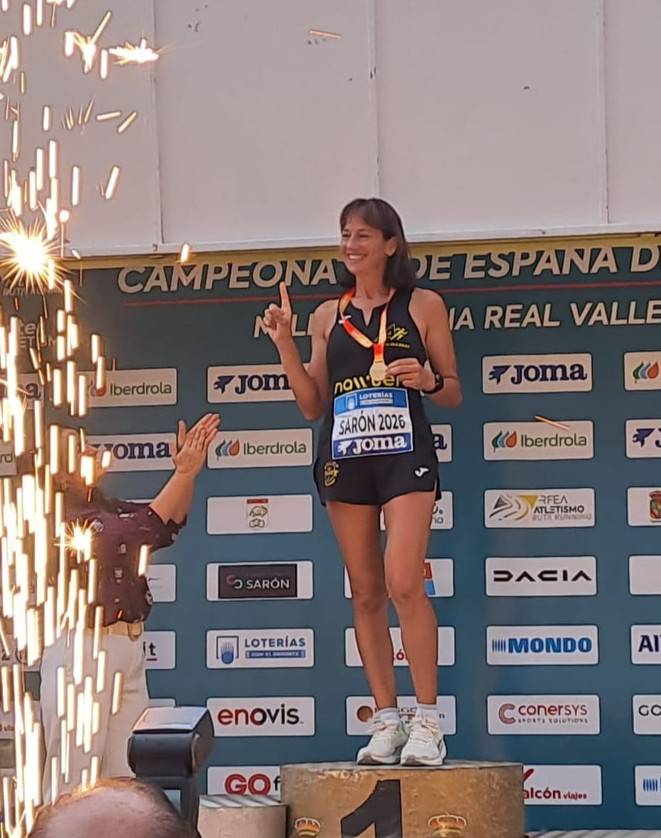 en el podio con la medalla de oro y fuegos artificiales puede ser portada_img002