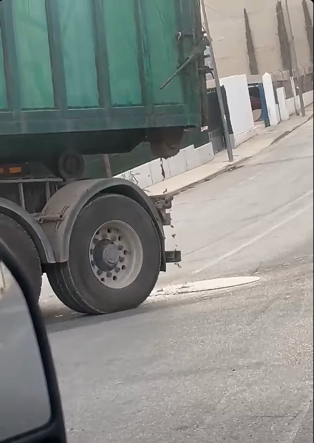 Camion con vertido en planta biogas 2026-09-29 a las 20.39.51