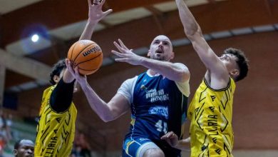 Jugador Molina basket en medio tratando de encestar con dos jujadores contrarios