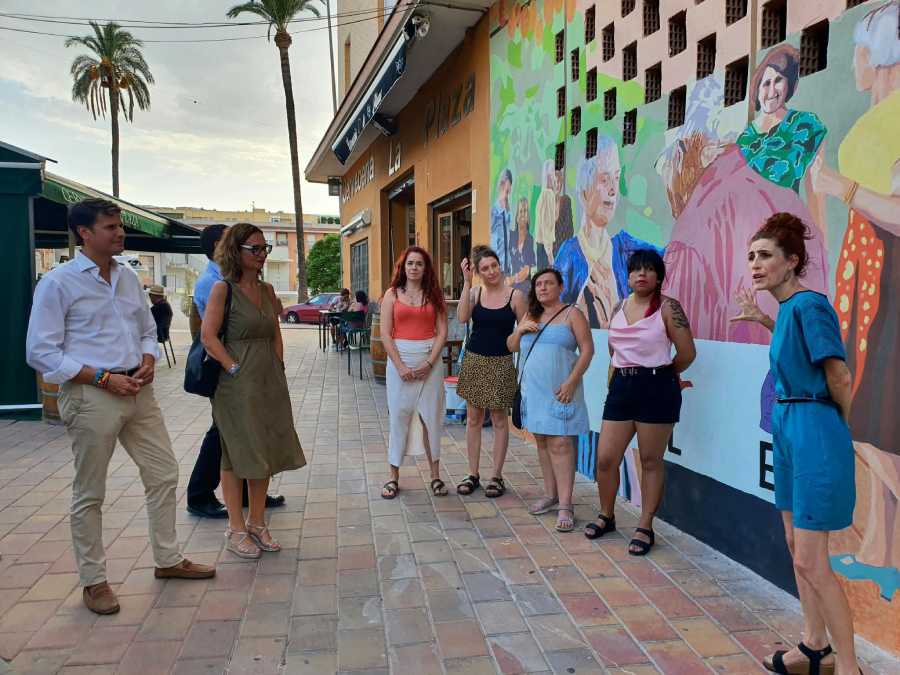 Miriam, las artistas y los representantes municipales frente al mural barrio san roque