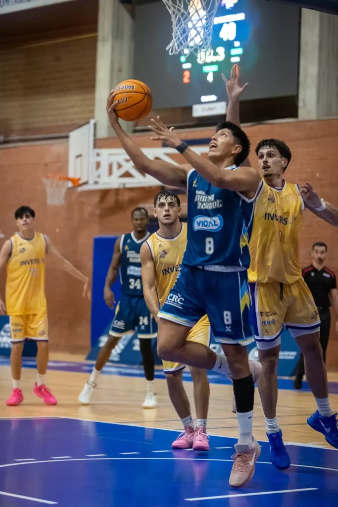 Jugador del Ciudad Molina Basket entra a canasta ante la defensa de AD Costera Sur.