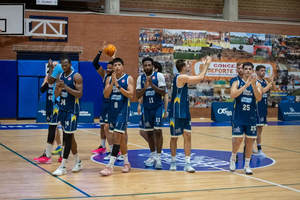Jugadores del Ciudad Molina Basket aplauden al público en el Pabellón Serrerías.