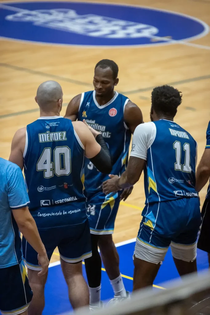 Jugadores del Ciudad Molina Basket durante el encuentro ante AD Costera Sur.