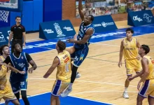 Jugador del Ciudad Molina Basket entra a canasta durante la semifinal de la Copa Federación ante AD Costera Sur.