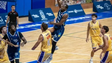 Jugador del Ciudad Molina Basket entra a canasta durante la semifinal de la Copa Federación ante AD Costera Sur.