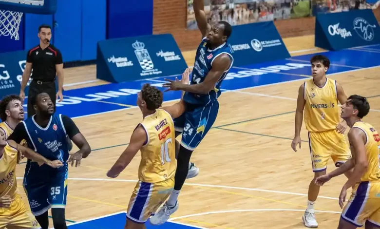 Jugador del Ciudad Molina Basket entra a canasta durante la semifinal de la Copa Federación ante AD Costera Sur.