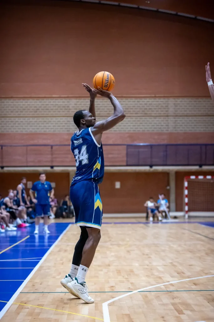 Jugador del Ciudad Molina Basket realiza un lanzamiento durante la semifinal.