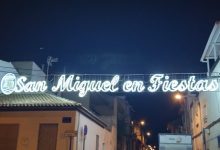 foto barrio con cartel fiestas San Miguel 11