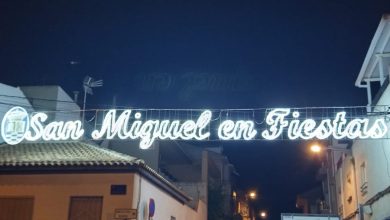foto barrio con cartel fiestas San Miguel 11