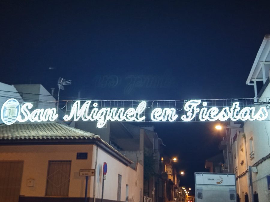 foto barrio con cartel fiestas San Miguel 11
