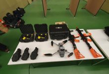 foto de los taser y armas policia local (1)