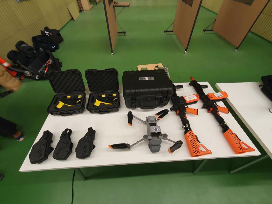 foto de los taser y armas policia local (1)