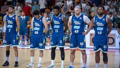 jugadores de pie minuto de silencio Molina Basket (1)
