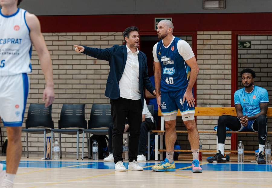 Carles miñana dando instrucción a jugador