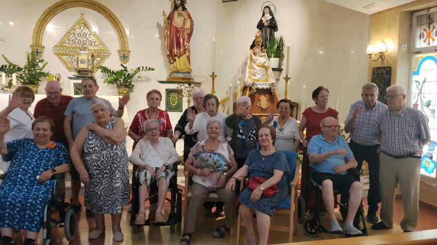 Foto 1 Residentes Junto a la Virgen