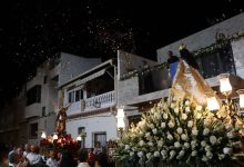 Foto 13 PORTADA San Miguel y la Virgen se encuentran con petalos