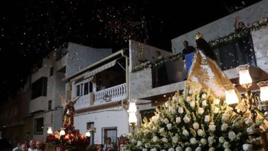 Foto 13 PORTADA San Miguel y la Virgen se encuentran con petalos