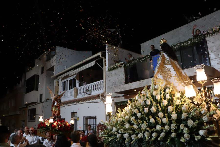Foto 13 PORTADA San Miguel y la Virgen se encuentran con petalos