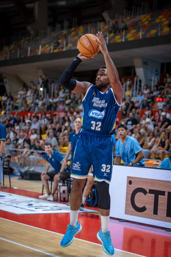 Jugador molina basket tirando bola en mano (1)