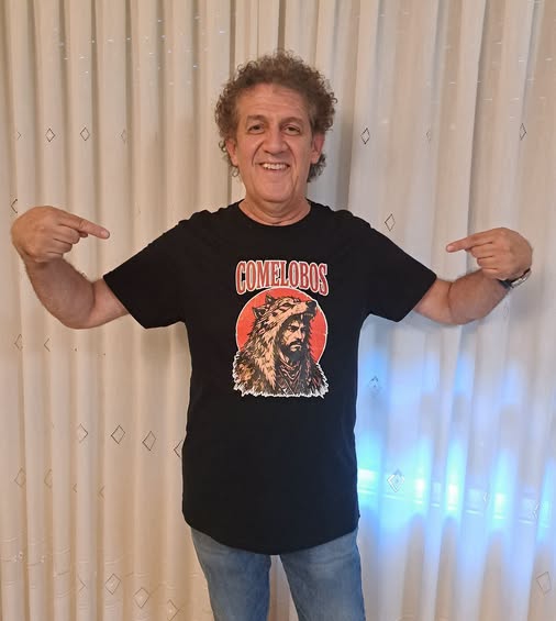 Paco López Mengual con la camiseta de comelobos su nuevo libroImagen de Codex 3 oct 2026, 14_27_10 (1)