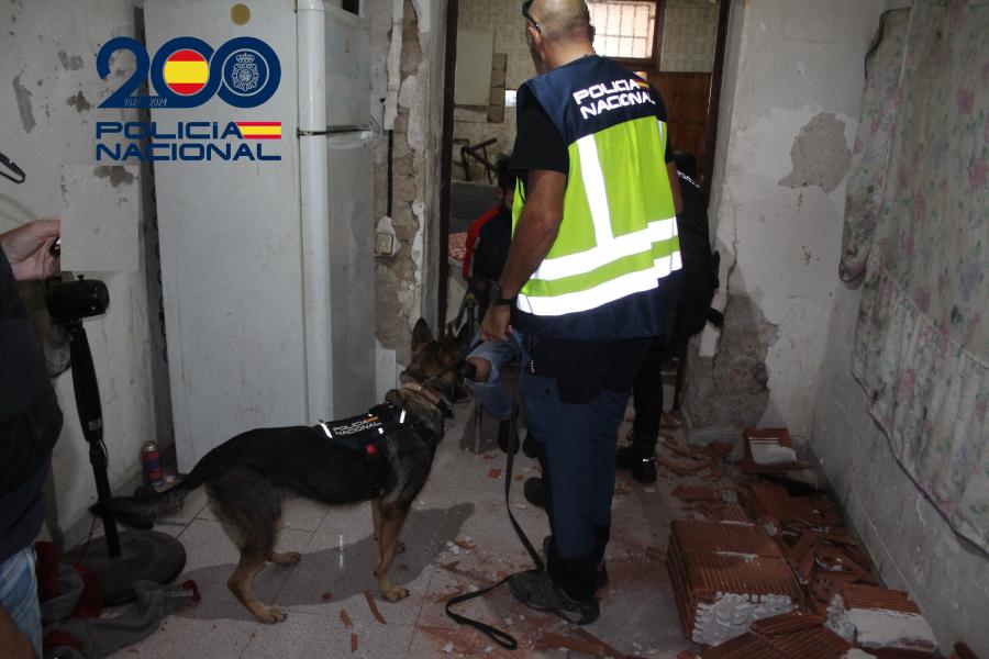 Policía con perrofoto 2 (1)