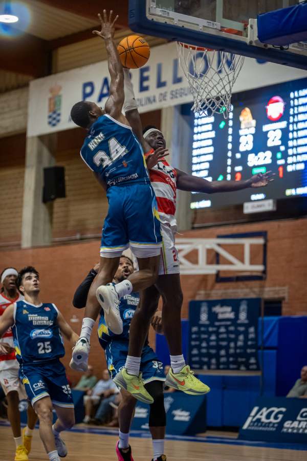 jugador Molina basket encestando jugada en el aire (1)