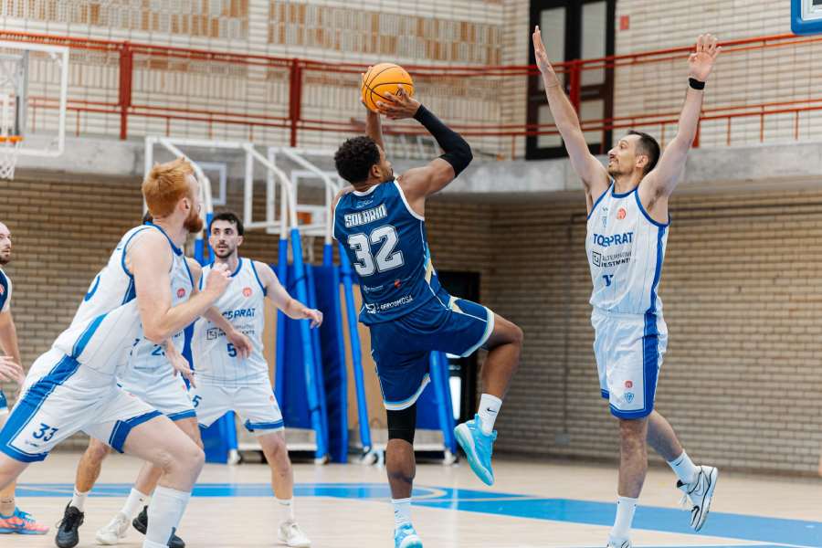 jugador intentando encestar