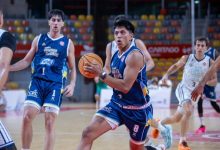 jugador molina basket en jugada con balon en mano y as jugadores (1)