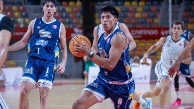 jugador molina basket en jugada con balon en mano y as jugadores (1)