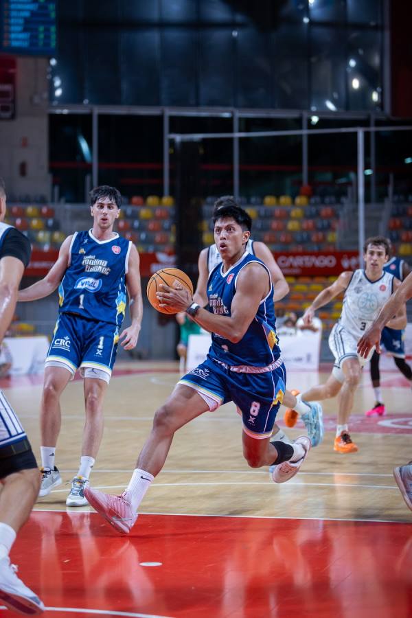 jugador molina basket en jugada con balon en mano y as jugadores (1)